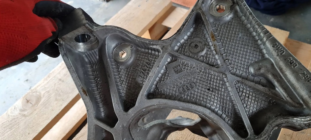 A5 8W LEAP BRACKET SLED MONTAGE RECHTS VORNE RECHTS 8W0399296E A4 B9 8W Product image