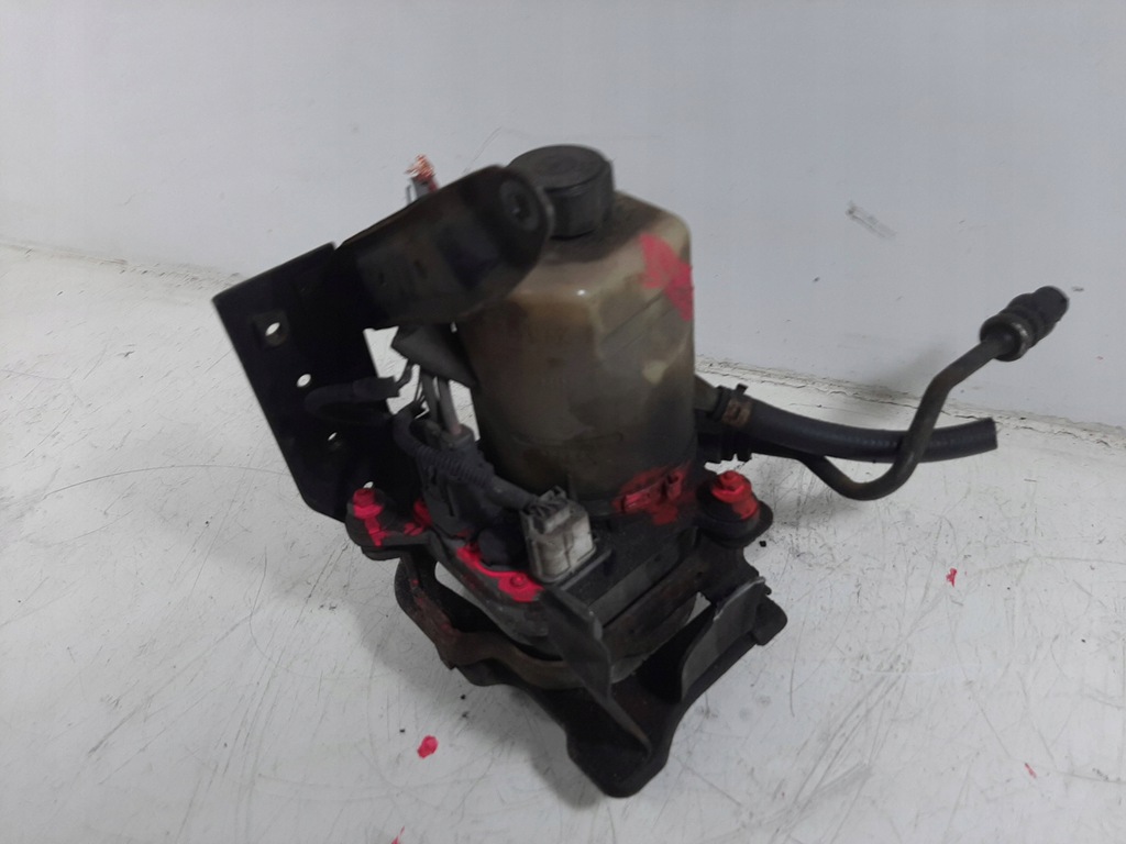 FORD FOCUS MK2 LIFT COMBI 1.8TDCI 08R POWER PUMP 4M513K514CA Product image