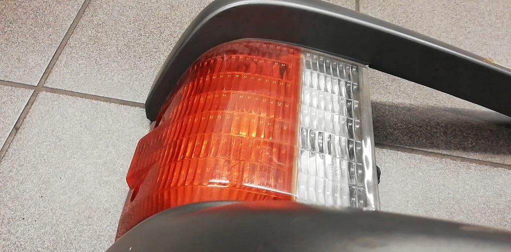 MAZDA E2200 Blinkerlampenrahmen, vorne rechts Product image