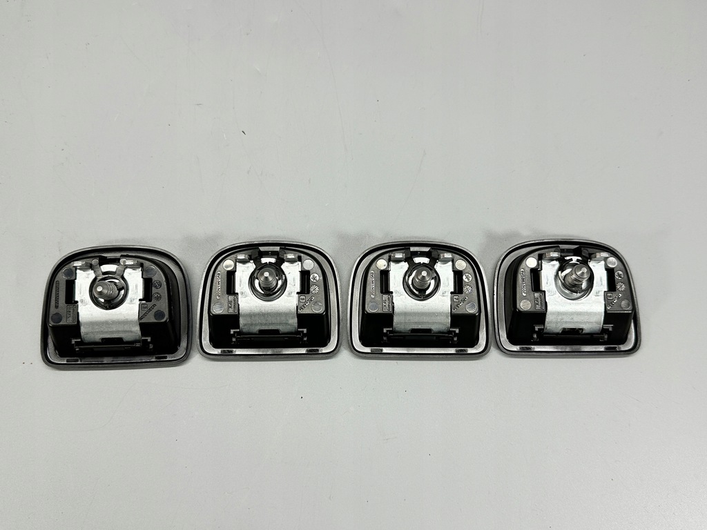 AUDI A3 8Y KOFFERRAUMHALTERGRIFFSATZ 4-tlg Product image