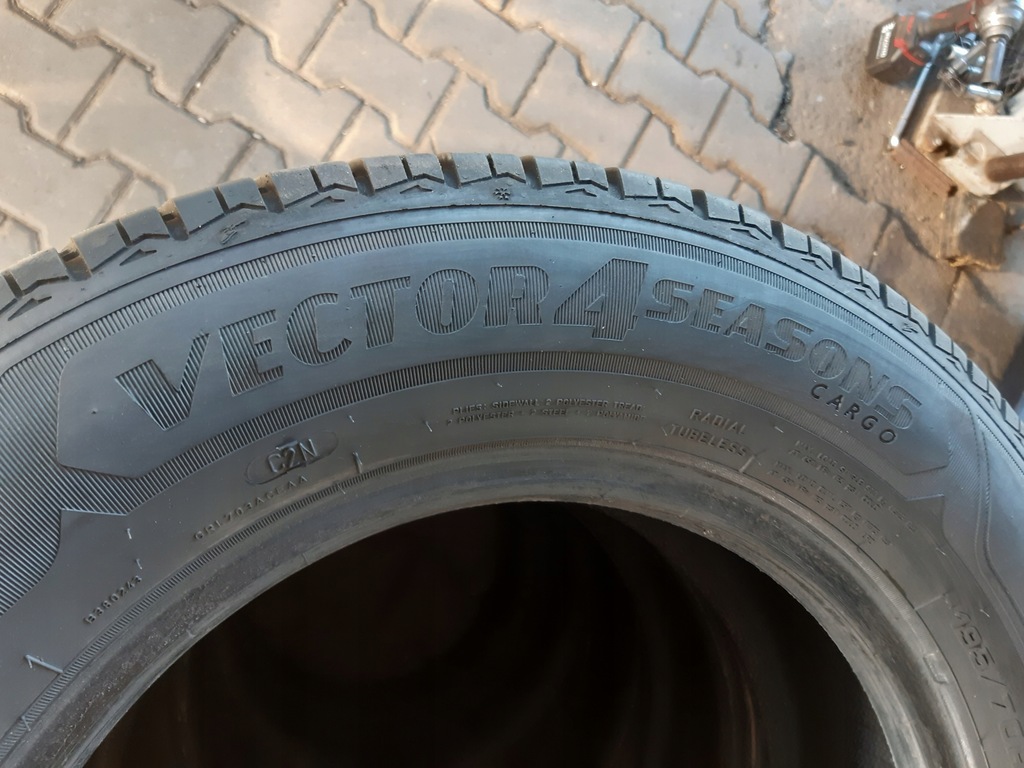 Goodyear Vector 4Seasons Cargo 195/70R15c Ganzjahresreifen Product image