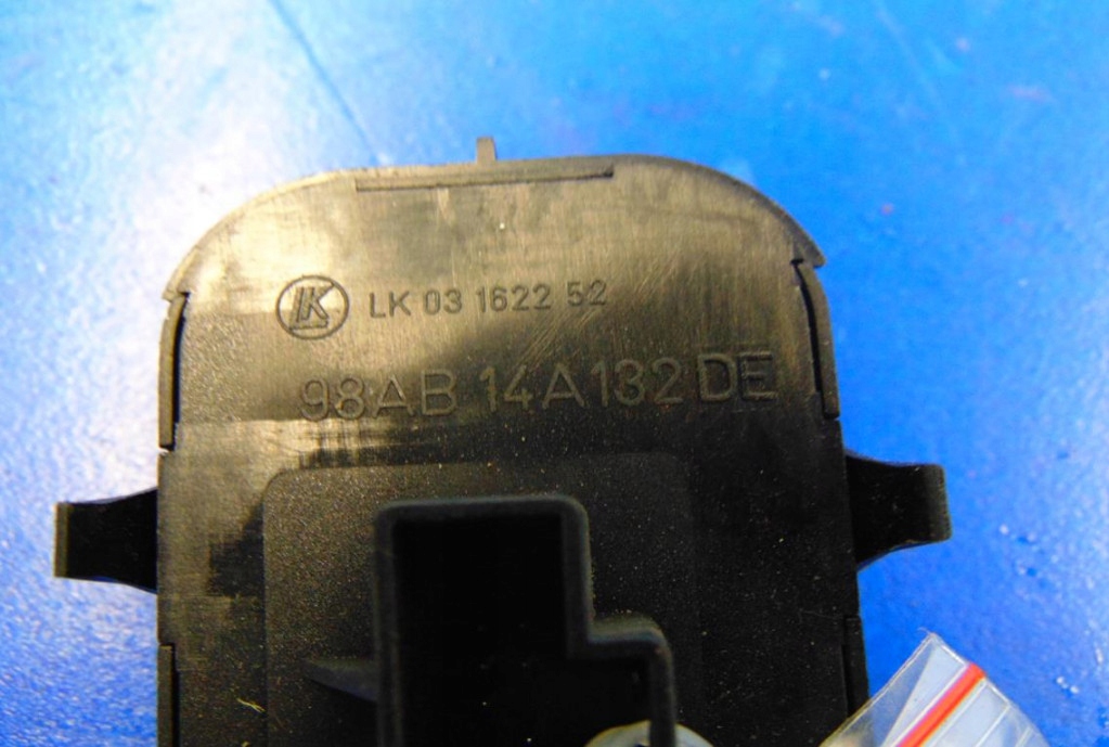 Ford Focus MK1 1,6 16V Glassschalter LK03162252 Product image