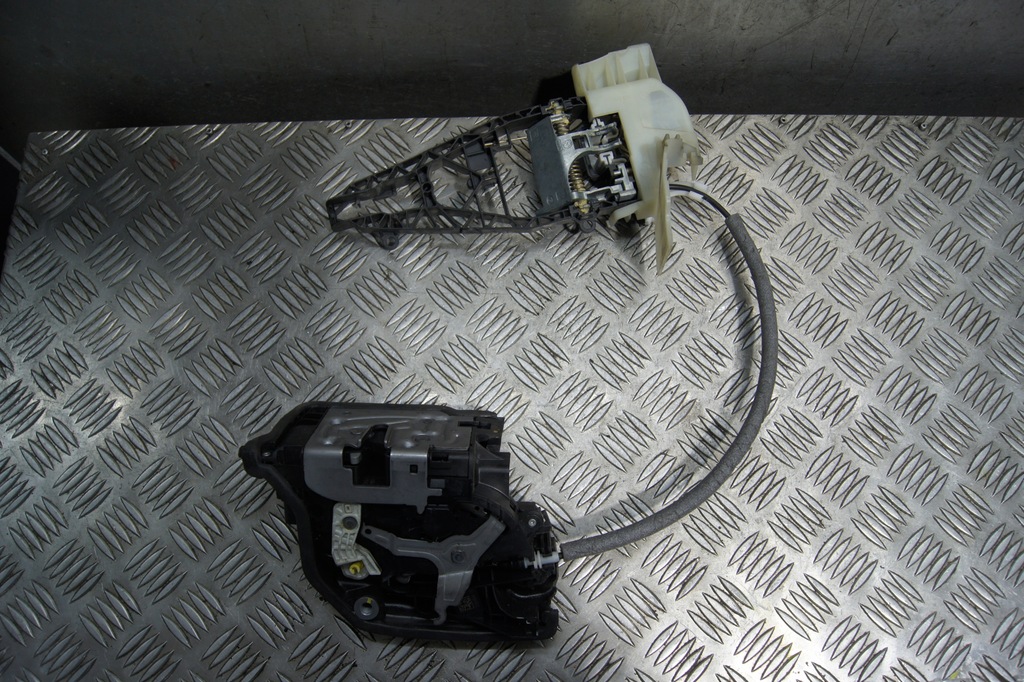 TÜRSCHLOSS VORNE RECHTS BMW F15 7281934 Product image