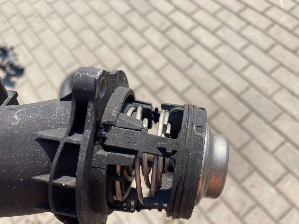 Mercedes Kühlthermostat W221 W166 W218 A2782000815 Motorrohr Product image
