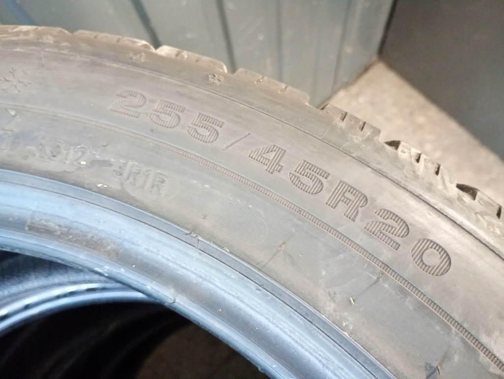 Dunlop Winter Sport5 5 2x 255/45R20 und 2x 285/45R20 Reifen 4,3 mm Winter Product image