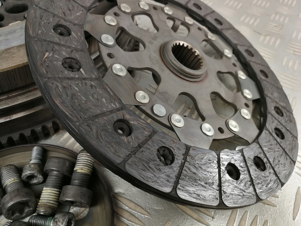 7614326 7614327 Kupplungsdruckplatte Zweimassenschwungrad BMW F20 F21 F22 1,5 T Product image