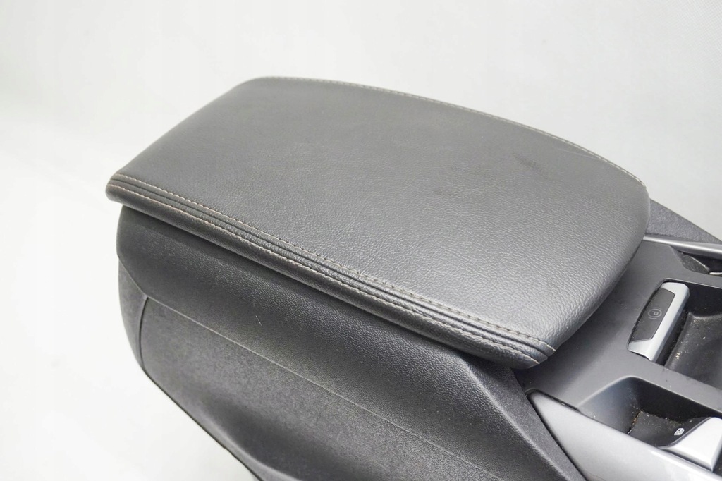 ARMLEHNENTUNNEL CITROEN DS5 HYBRID Product image