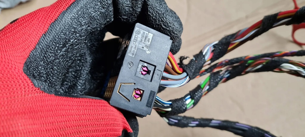 A5 8W FUNKANSCHLUSSSTECKER 8X0035444 Q5 Q3 A6 A4 B9 Q3 Q7 4M Product image