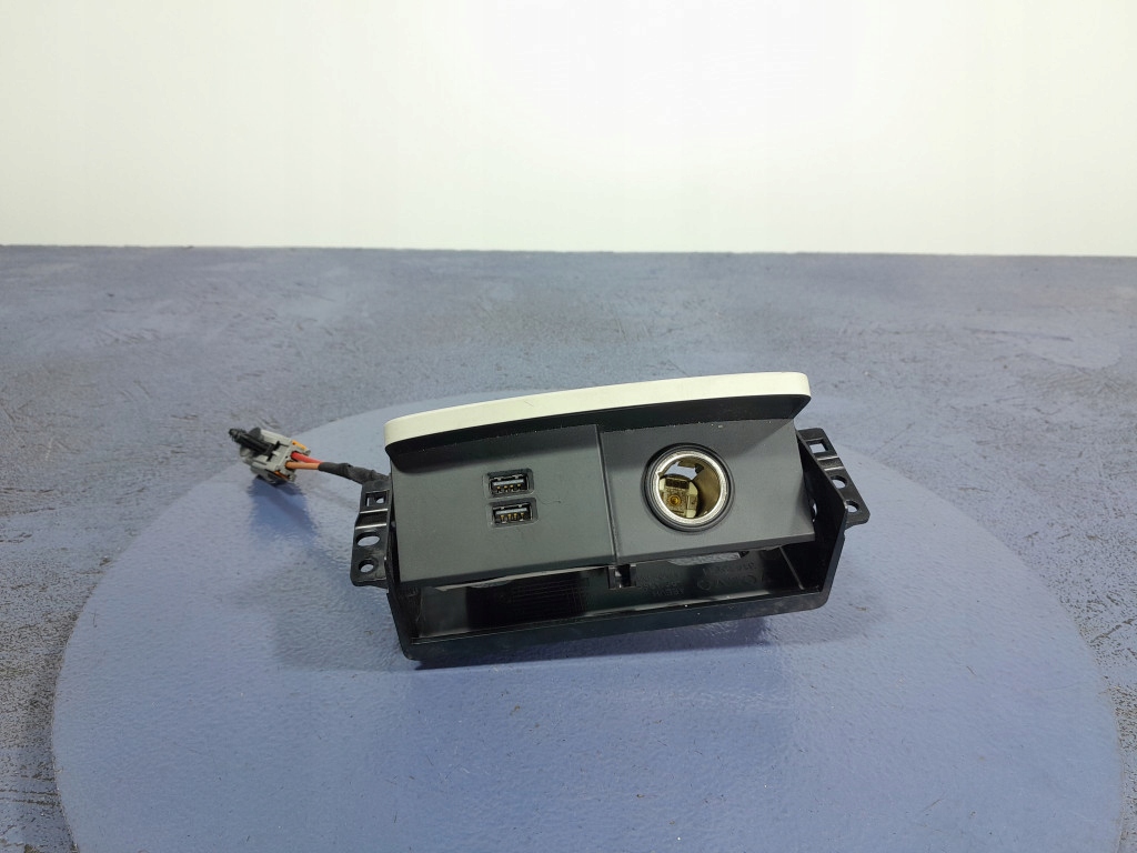 Volvo S90 II V90 Socket 12V Port 2x USB -Rahmen 31415911 Product image