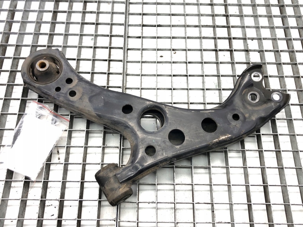 RECHTER VORDERER QUERLENKER TOYOTA COROLLA E21 Limousine/Limousine Product image