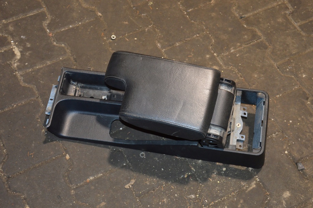 BMW E36 LIFT Kombi Armlehne, schwarzes Leder Product image