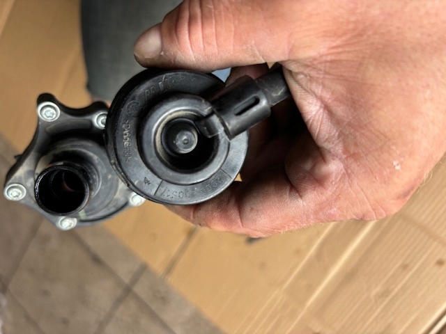 WASSERUMWÄLZPUMPE RENAULT TWINGO III LIFT 2018- 1.0 SCE 922304507R Product image