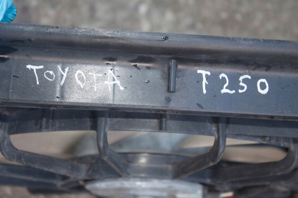 Toyota avensis T250 2003 Fangehäuse Product image