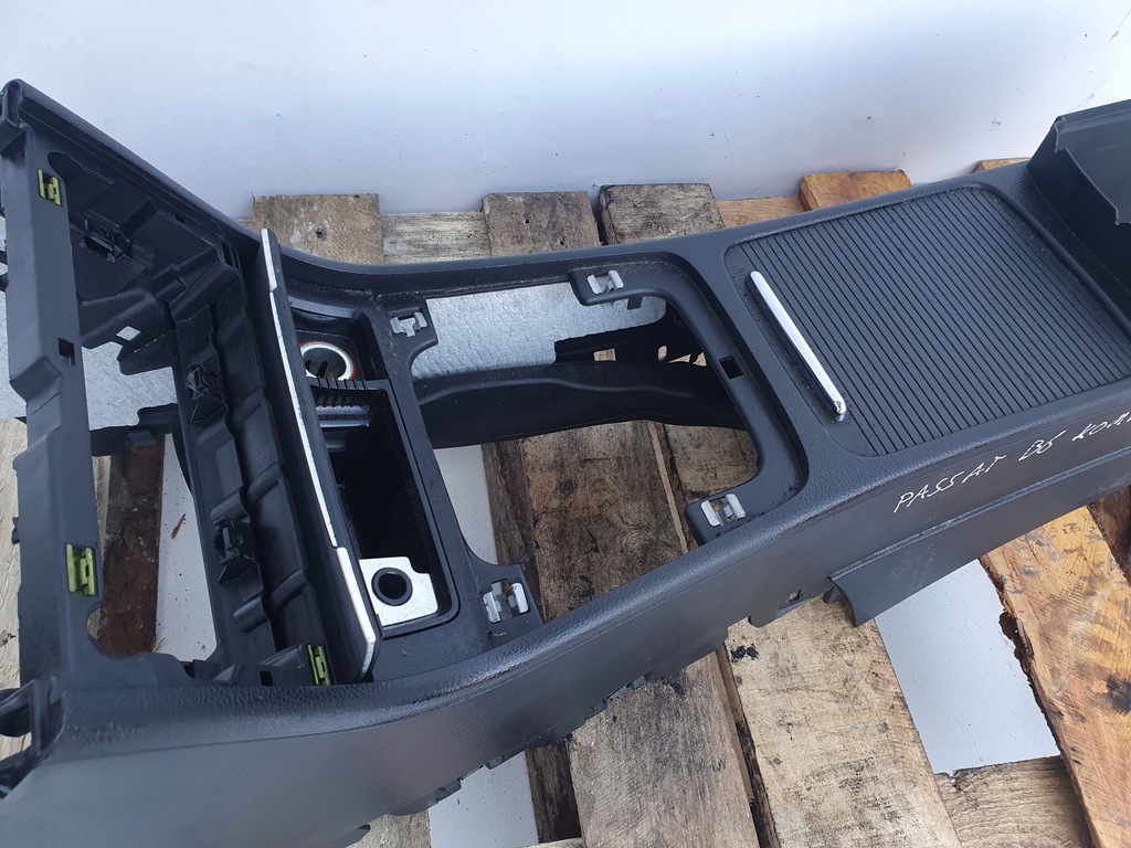 VW Passat B6 COMBI MITTELARMLEHNE ROLLO Product image