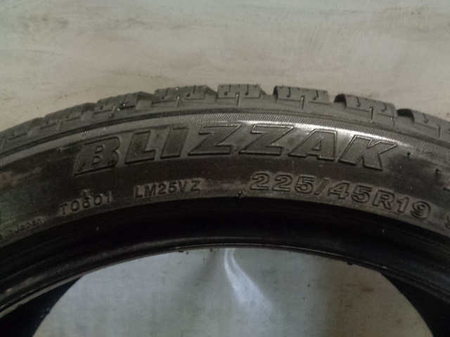 BRIDGESTONE BLIZZAK LM-25V 225/45R19 92V Product image