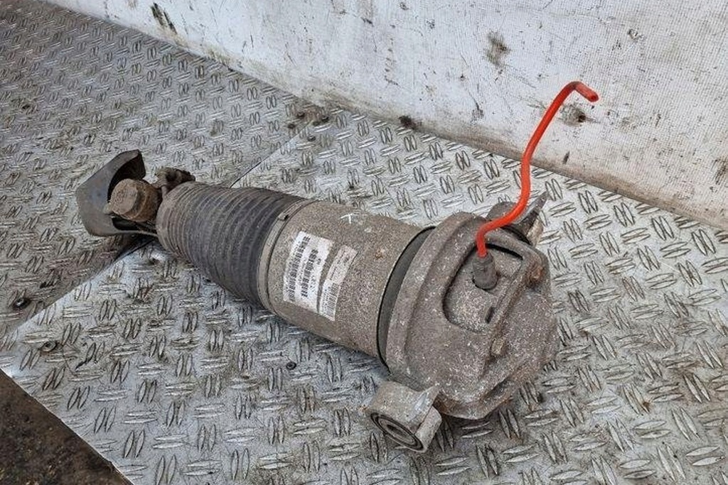 Heck links pneumatischer Stoßdämpfer Audi Q7 (4L) 7L8616019 3.0L Diesel Product image