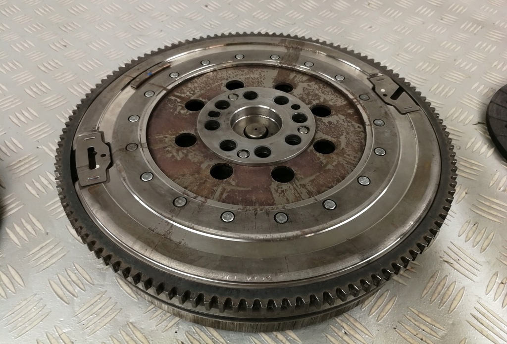 7614326 7614327 Kupplungsdruckplatte Zweimassenschwungrad BMW F20 F21 F22 1,5 T Product image