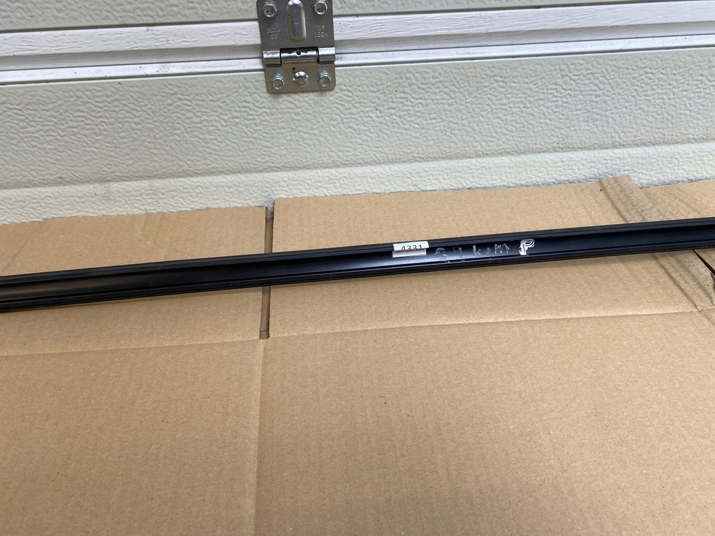 BMW E39 COMBI DACHLEISTE, RECHTS, SCHWARZ Product image