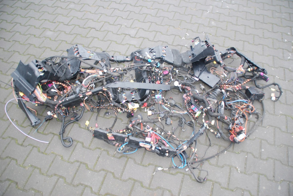 KABELBAUM, HAUPTEINBAU, MITTE DES MOTORRAUMS, AUDI A8 D3 6.0 W12 Product image