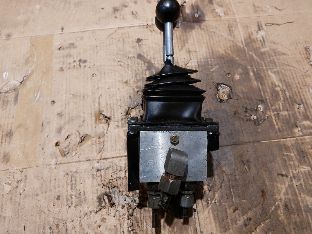 HYDRAULISCHER VERTEILER, 2-TEILIGER GABELSTAPLER Product image