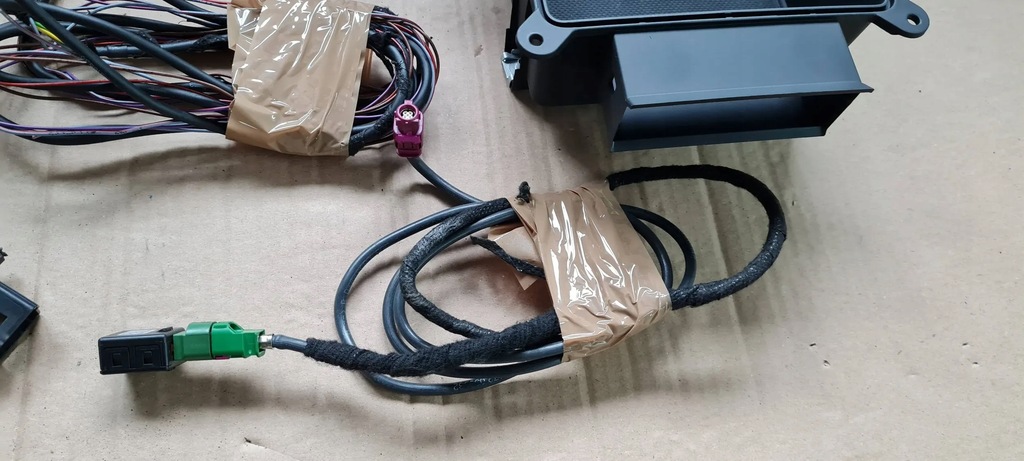A5 8W BUCHSE, LADEGERÄT, USB-ANSCHLUSS, KABELBAUMINSTALLATION 8W0035708A A4 B9 8W Product image