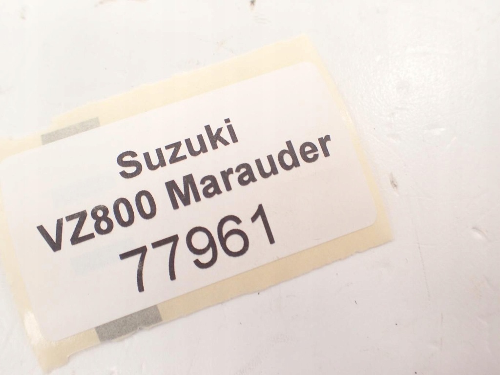 Der Deckel ist mit einer Suzuki VZ 800 Marauder-Abdeckung abgedeckt Product image