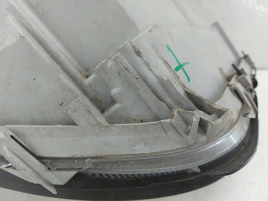 Mercedes-Benz C-Klasse 203 W203 linker Frontscheinwerfer-Frontreflektor Product image