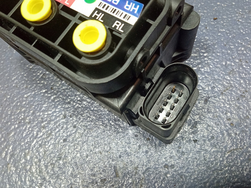 AUDI A6 C7 VENTILBLOCK PNEUMATISCHER VERTEILER 4H0616013B Product image