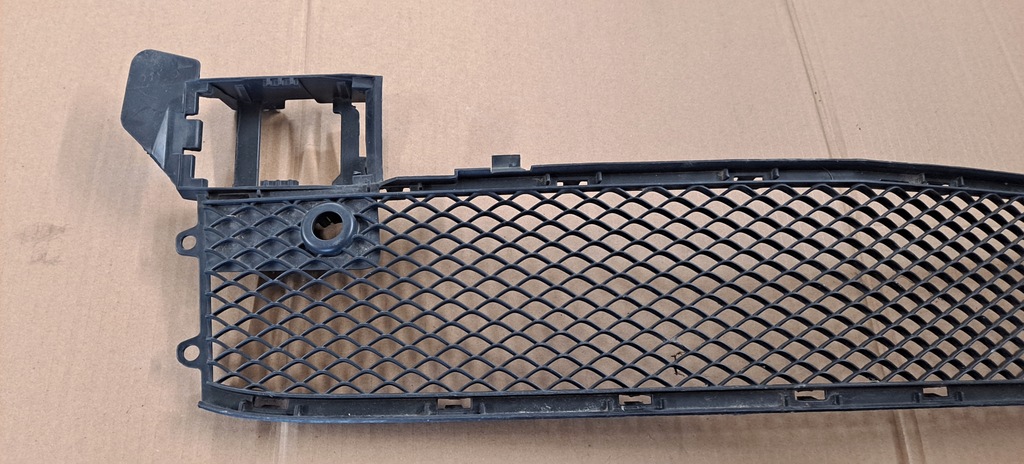 MERCEDES B-KLASSE W246 MITTLERER STOßSTANGENGRILL A2468852322 Product image