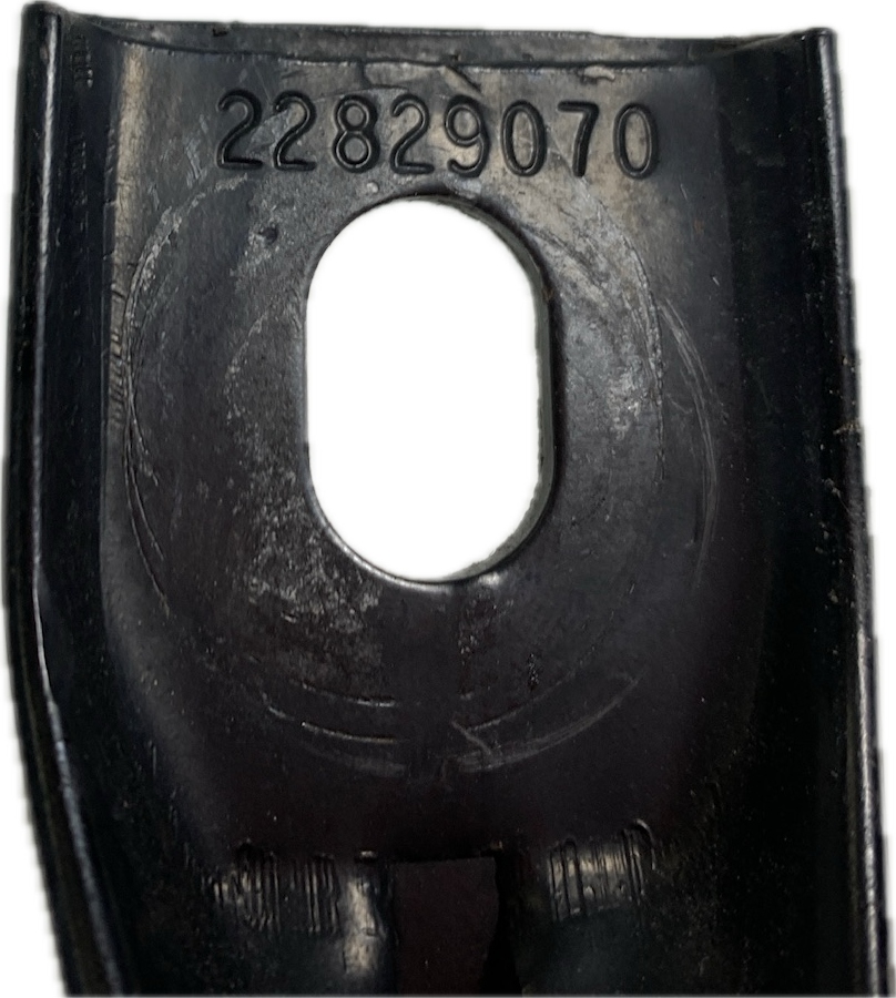 P2 Cadillac Escalade IV 2014 - Unterstützung des GM 22829070 Batterieaufsatzes Product image