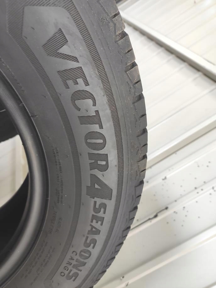 235/65r16c Goodyear 2022, alle Reifen 7 mm 6964 Product image