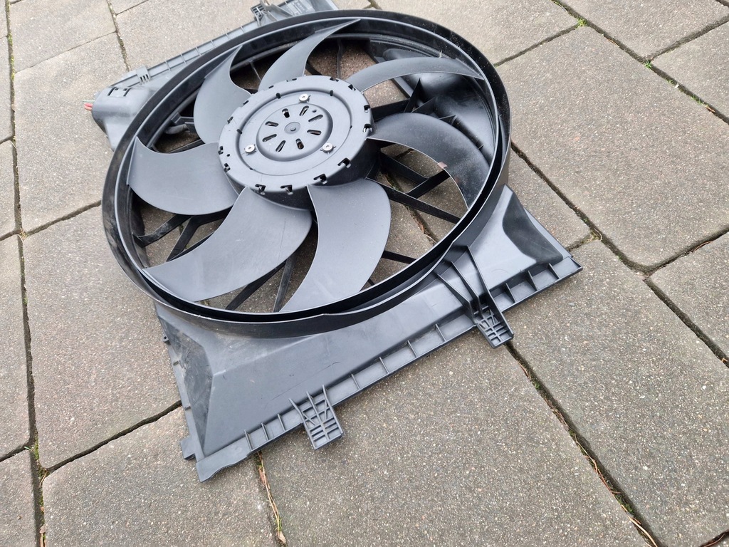 C-Class W203 Ein weiteres Gehäuse mit Fan 400W A2035001593 A2035400688 2006 Product image
