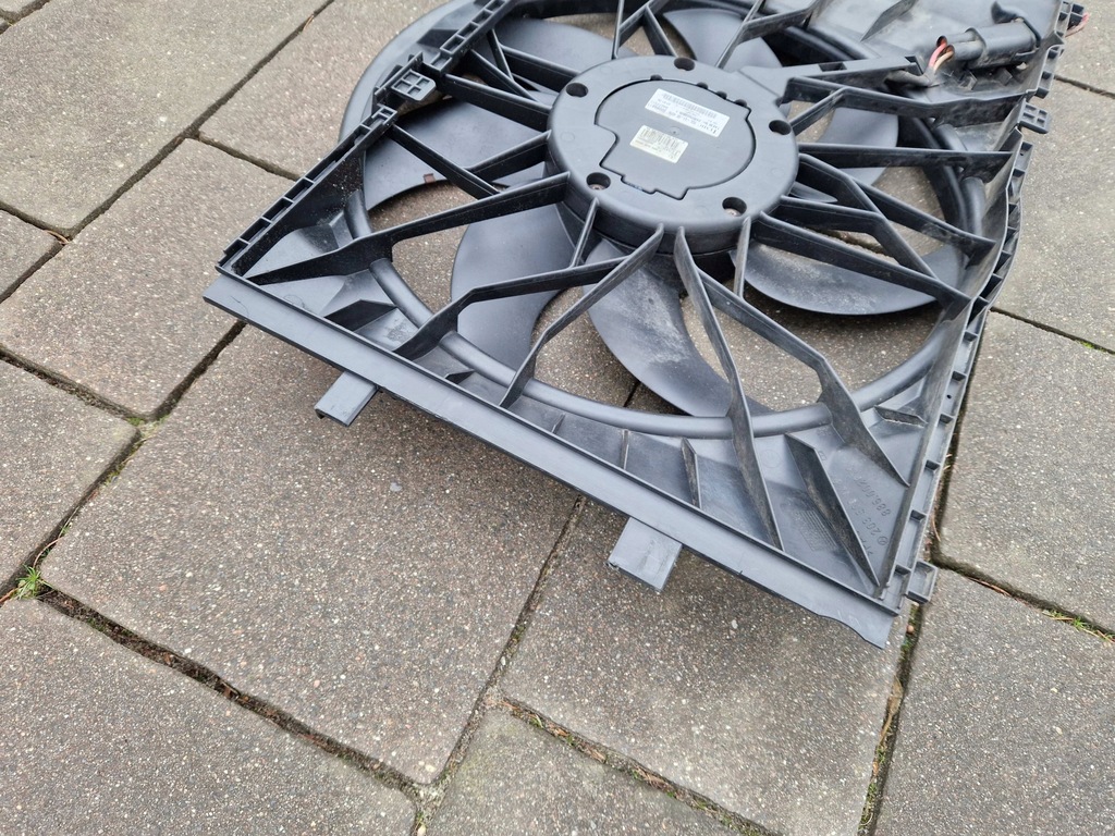C-Class W203 Ein weiteres Gehäuse mit Fan 400W A2035001593 A2035400688 2006 Product image