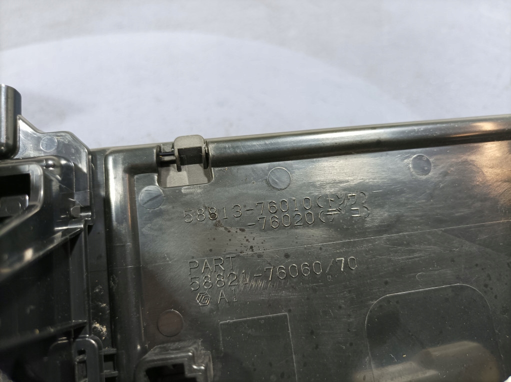 Lexus UX 250H Speicherfach leichter 2 Pin 58813-76010 Product image