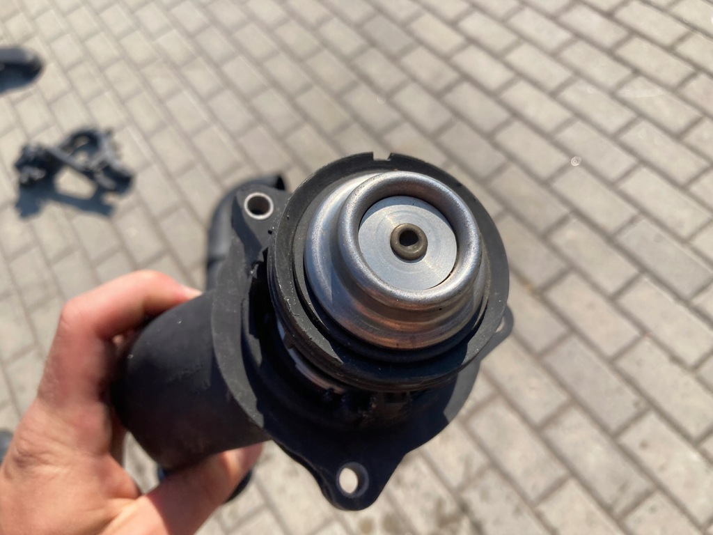 Mercedes Kühlthermostat W221 W166 W218 A2782000815 Motorrohr Product image