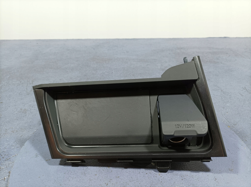 Lexus UX 250H Speicherfach leichter 2 Pin 58813-76010 Product image