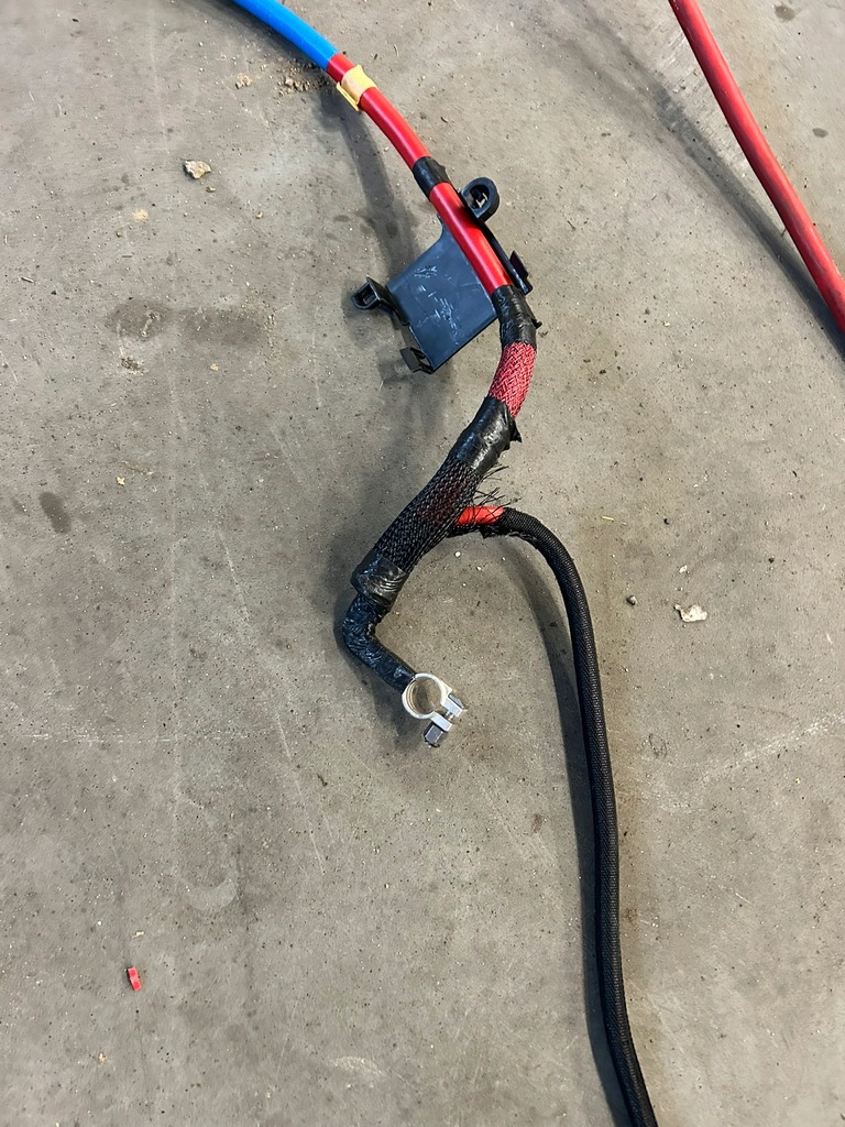 Chrysler 300C II USA heben KLEMP plus Batteriekabel Product image