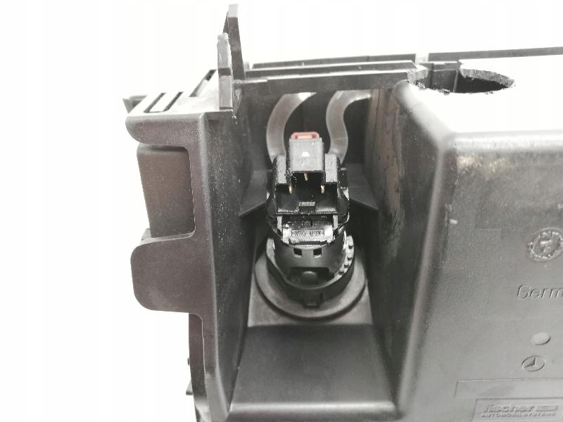 Mercedes-Benz E T-T-Model (S211) A2116802852 2.2L Diesel 2008 Aschenbecher Product image
