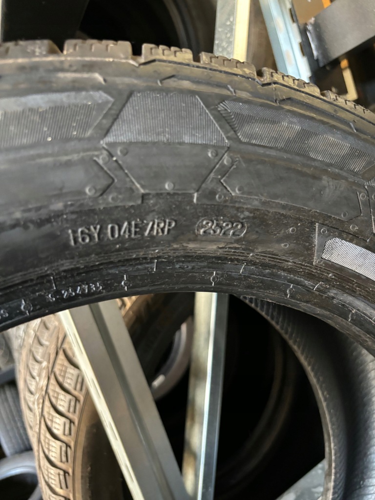 2x Continental Winterreifen 225/55R17C 6mm, sehr guter Zustand, 2022. Product image