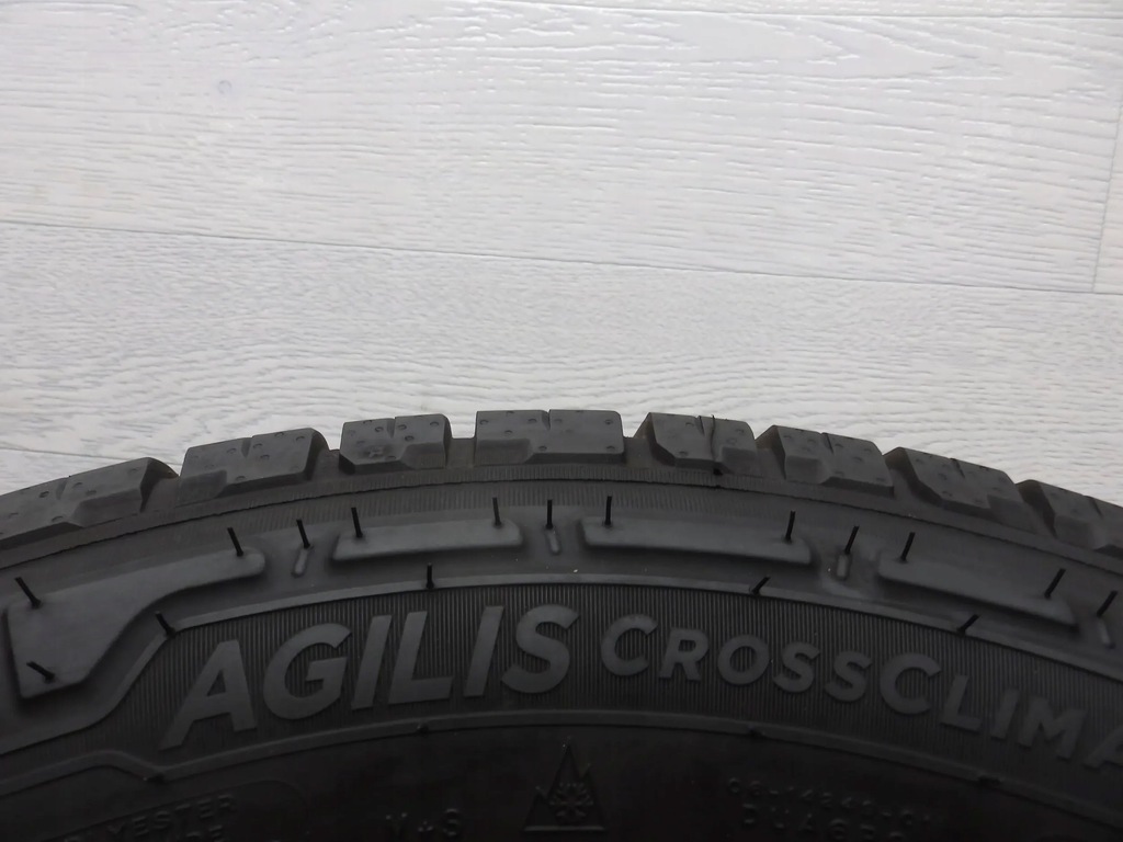 Michelin Agilis CrossClimate Ganzjahresreifen 215/60/17C 109/107T Product image