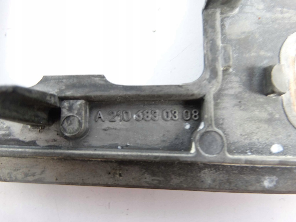 Mercedes E-Klasse W210 Mittelkonsolenrahmen A2106830308 Product image