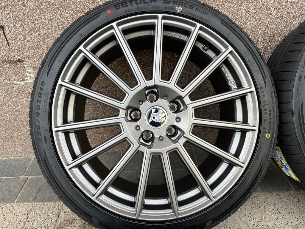 SKODA SUPERB III SOMMERFELGEN 235/40R19 AEZ NEU Product image