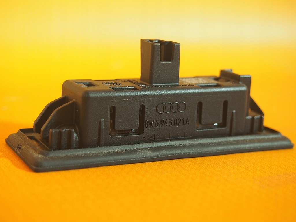 Audi Q3 83A Kennzeichenleuchten 8w6943021a Product image