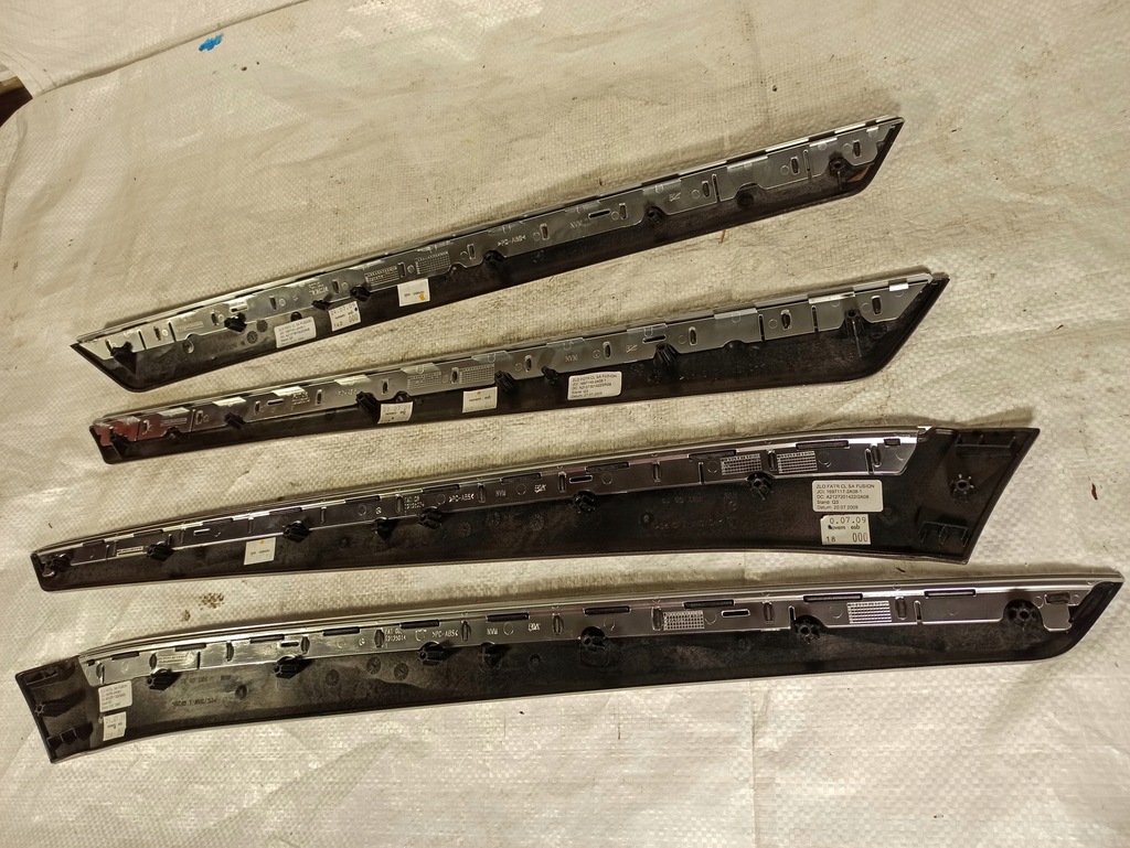 MERCEDES W212 E-KLASSE TÜRDEKOR STREIFEN VORNE RECHTS LINKS EUROPA Product image