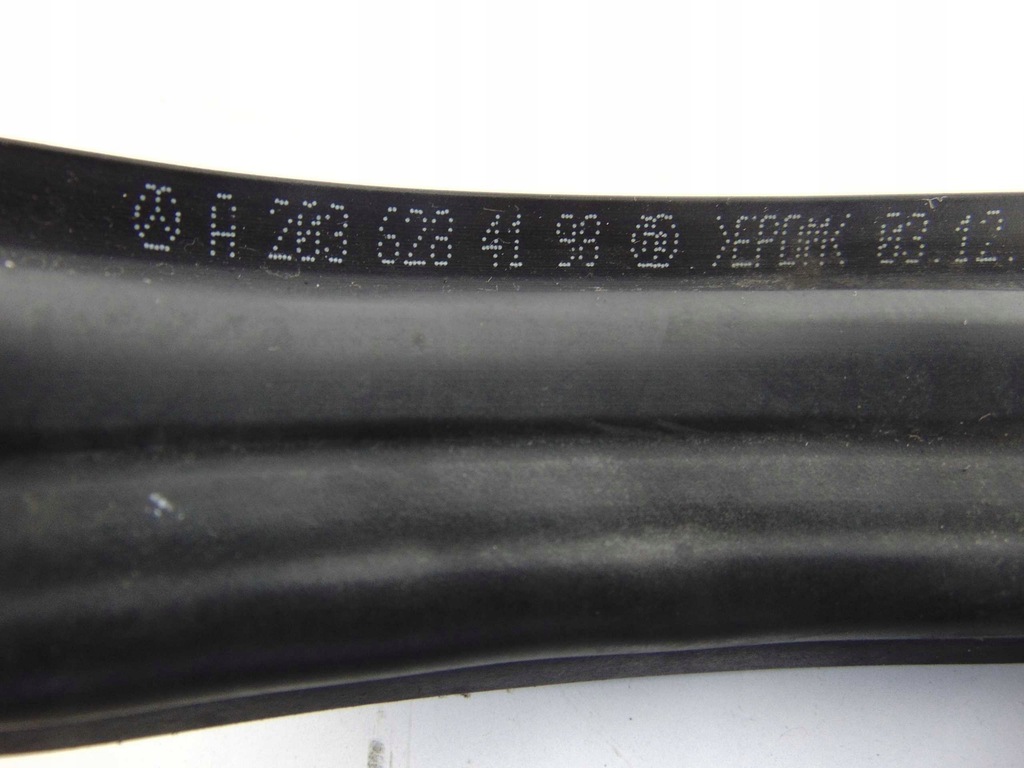 Mercedes W203 W209 Motorraumdichtung über der Kappe, rechts A2036284198 Product image