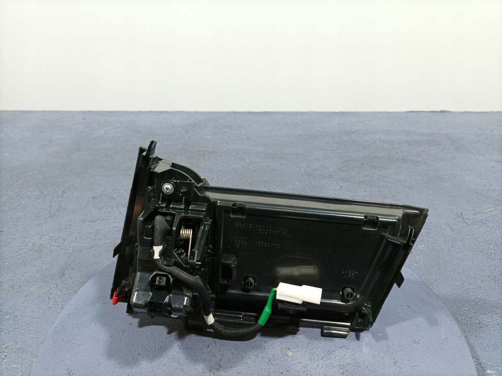 Lexus UX 250H Speicherfach leichter 2 Pin 58813-76010 Product image