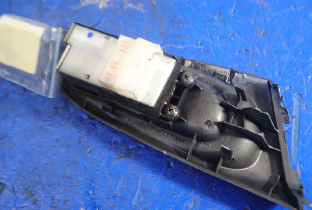 Nissan Almera N16 1,5 DCI -Fensterschalter Product image