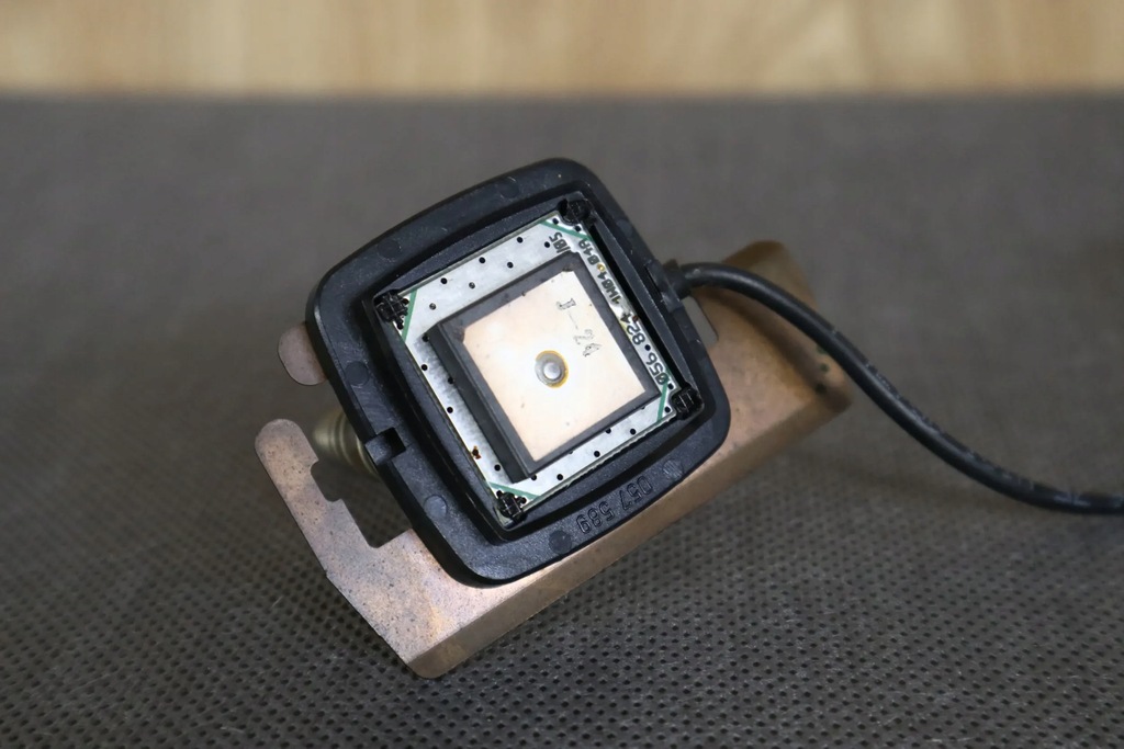 MERCEDES SLK R171 GPS-NAVIGATIONSANTENNE 1718200675 Product image