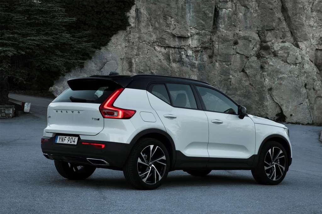 Volvo XC40 2.0 B3 B4 HYBRID 2023 ENDSCHALLDÄMPFER AUSPUFFROHR 32317213 Product image