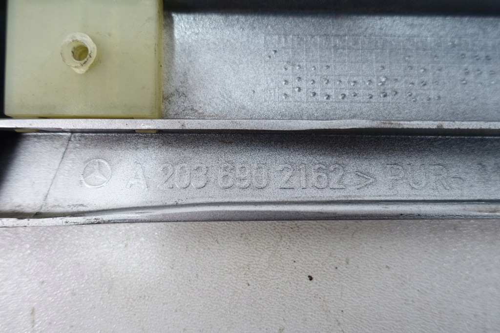 MERCEDES C W203 TÜRVERKLEIDUNG LINKS VORNE A2036902162 Product image